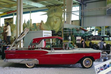 1620px-Ford_Fairlane_Skyliner_(24339168748).jpg