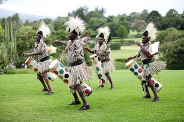 afrikanischer-traditioneller-volkstanz-35460369.jpg