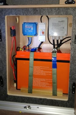 Batteriefach mit Netzvorrangschaltung_verkleinert.jpg