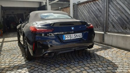 M40i Emblem schwarz.jpg