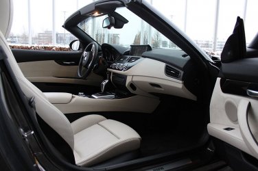 800px-BMW_Z4_E89_35i_Design_Pure_White.jpg
