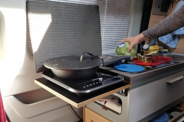 Induktionskochplatte im Einsatz.jpg