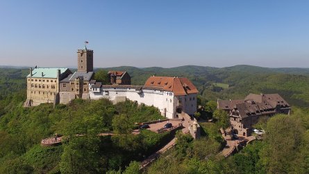 1200px-WartburgBeiEisenach.jpg