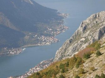 ...zur Bucht von Kotor (Weltkulturerbe)....JPG
