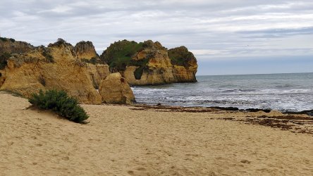 Praia_dos_Tres_Irmaous_01.jpg