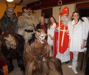 440px-Hl._Nikolaus_in_Begleitung_des_Krampus_und_Engeln.jpg