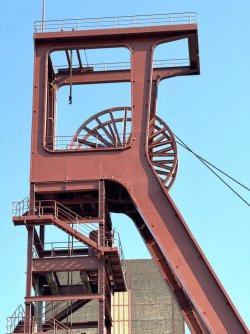 Zollverein_alter_Förderturm.jpg