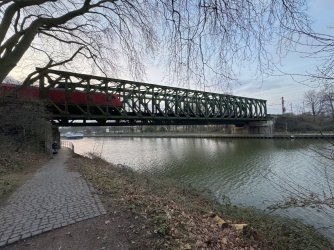 Oberhausen_Gasometer_Kanal_Eisenbahnbrücke.jpg