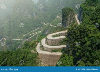 tianmen-shan-big-gate-road-tianmen-berg-65279232.jpg