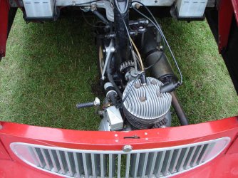 Bond_minicar_engine_bay_1959.jpg