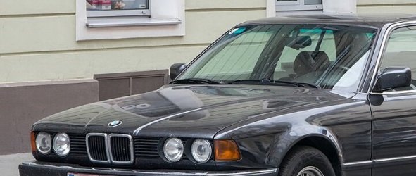 1080px-BMW_E32_16.08.21_JM_(3).jpg