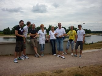 Gruppenbild - am Fluss.jpg