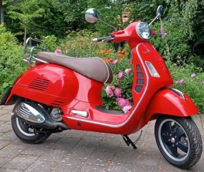 Vespa GTS 300 von rechts.jpg