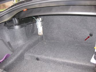 6. Pumpe hängt im Kofferraum.jpg