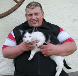 bauer-sucht-frau-2011-thomas-mit-seinem-kaetzchen.jpg