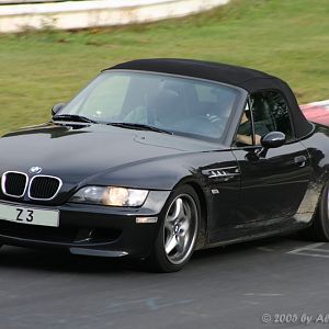 Im Brünnchen mit dem Roadster