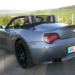 ...noch mit schwarzen Felgen
