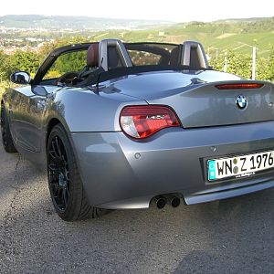 ...noch mit schwarzen Felgen
