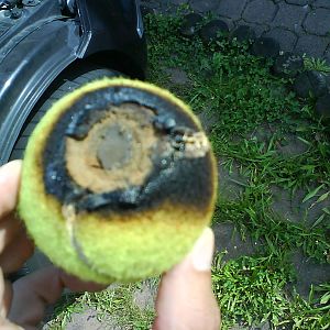 tennisball im motorraum