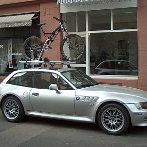 Z3 Coupe mit Dachgepaecktraeger und MTB