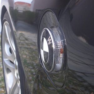 Seitenblinker mit schwarz/weißem Emblem ;-)