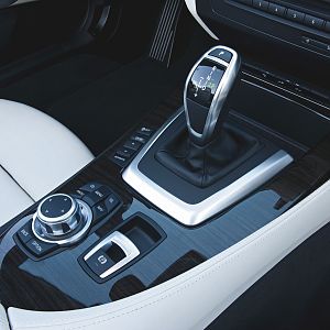 Der neue BMW Z4 - Mittelkonsole mit DKG-Schalthebel