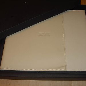 mitgeliefertes Z8 Buch