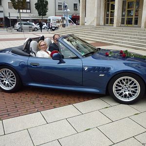 Schöne Hochzeit mit schönem Roadster
