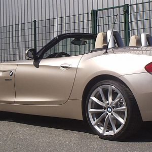 alois_buecker_elena_buecker_bmw_z4_s-drive_35i-white-dress