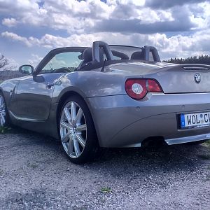 Wolken spiegeln sich im Z4