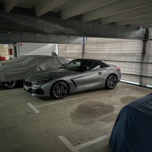 BMW Z4 M40i Skyscraper Parkhaus.jpeg