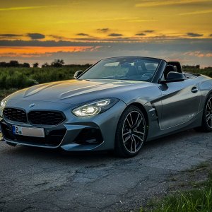 BMW Z4 G29 2023 Skyscraper auf Feldweg im Sonnenuntergang auf Fehmarn von vorne