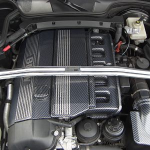 Motorraum in Carbonoptik