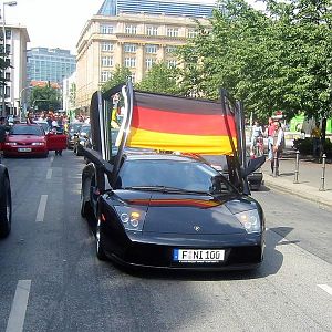 Warum Lambo Türen so praktisch sind...