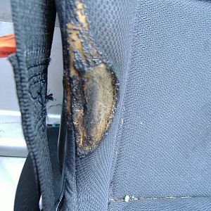 Wie kommt das Loch da rein? Sonne? Aufgescheuert? Feuerzeug?