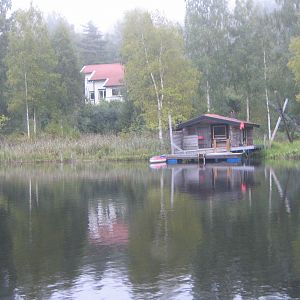 Schweden - Blick vom See auf Sauna und Haus