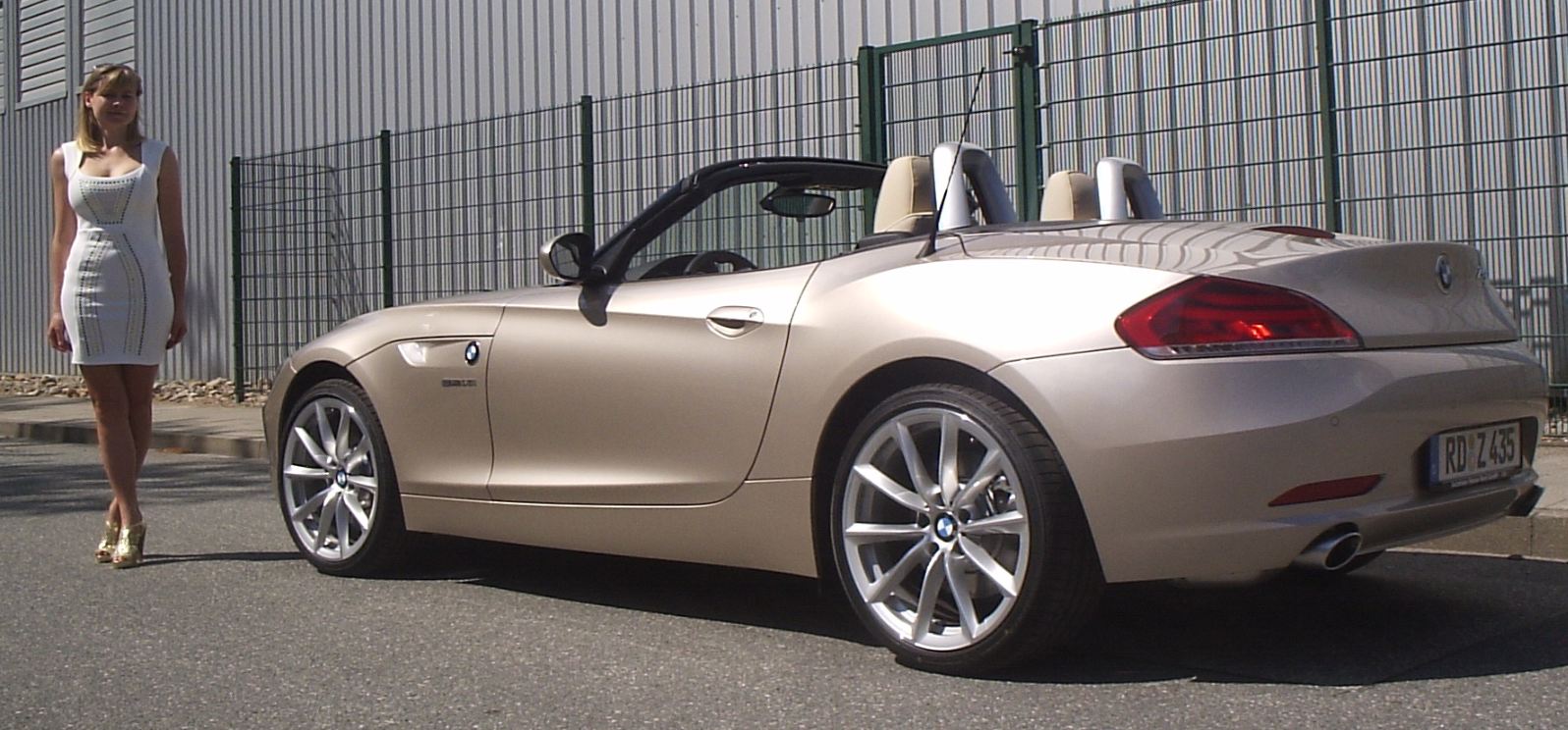 alois_buecker_elena_buecker_bmw_z4_s-drive_35i-white-dress