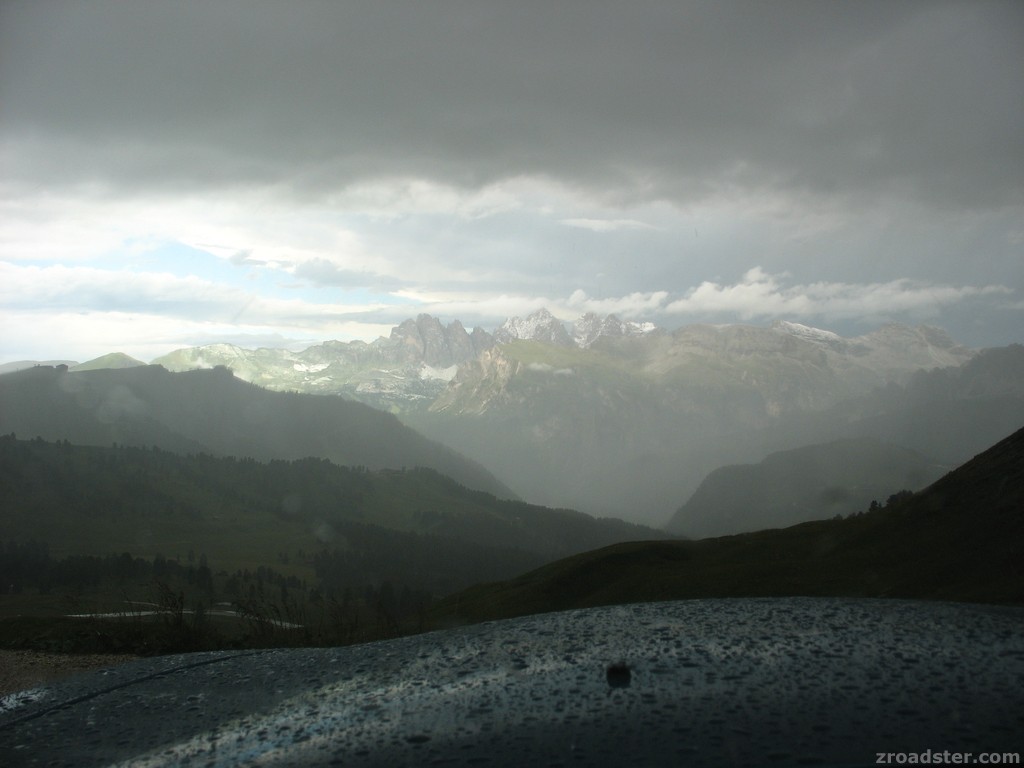 Am passo Sella ein kurzer Hagel-Schauer