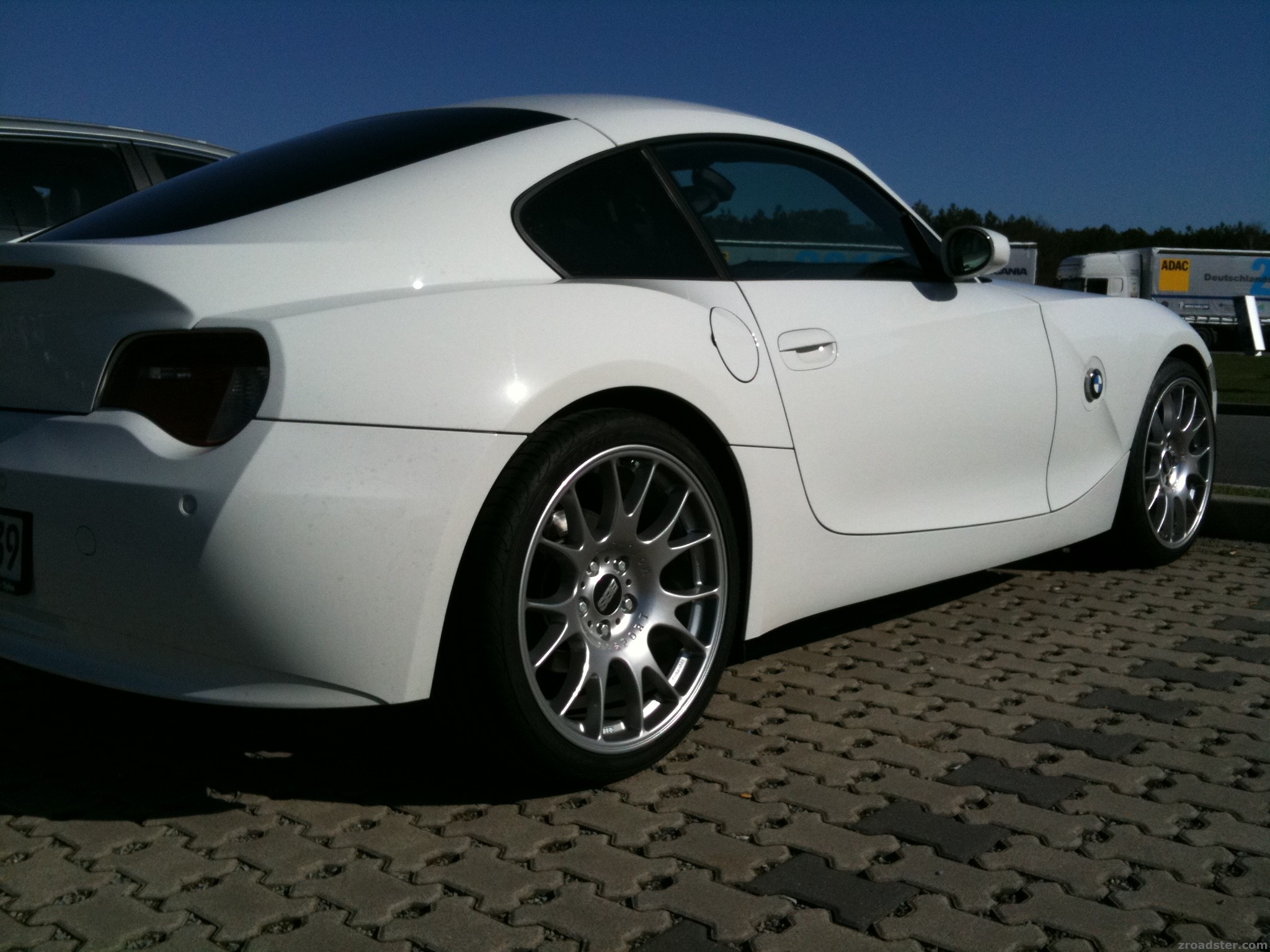 Blauer Himmel zum Sport-Fahrertraining