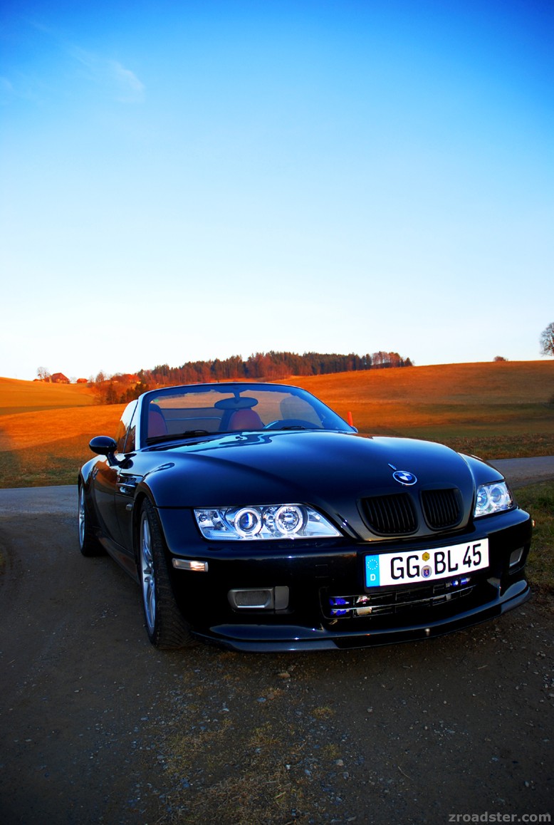 Das kleine schwarze zwischen den Samco's kühlt jetzt die Ladeluft!