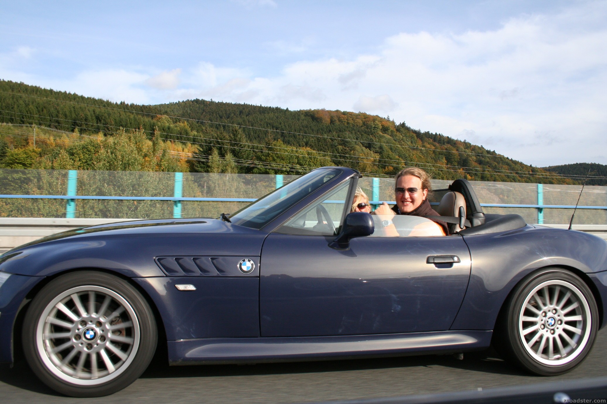 Der grinst auch beim Fahren !!