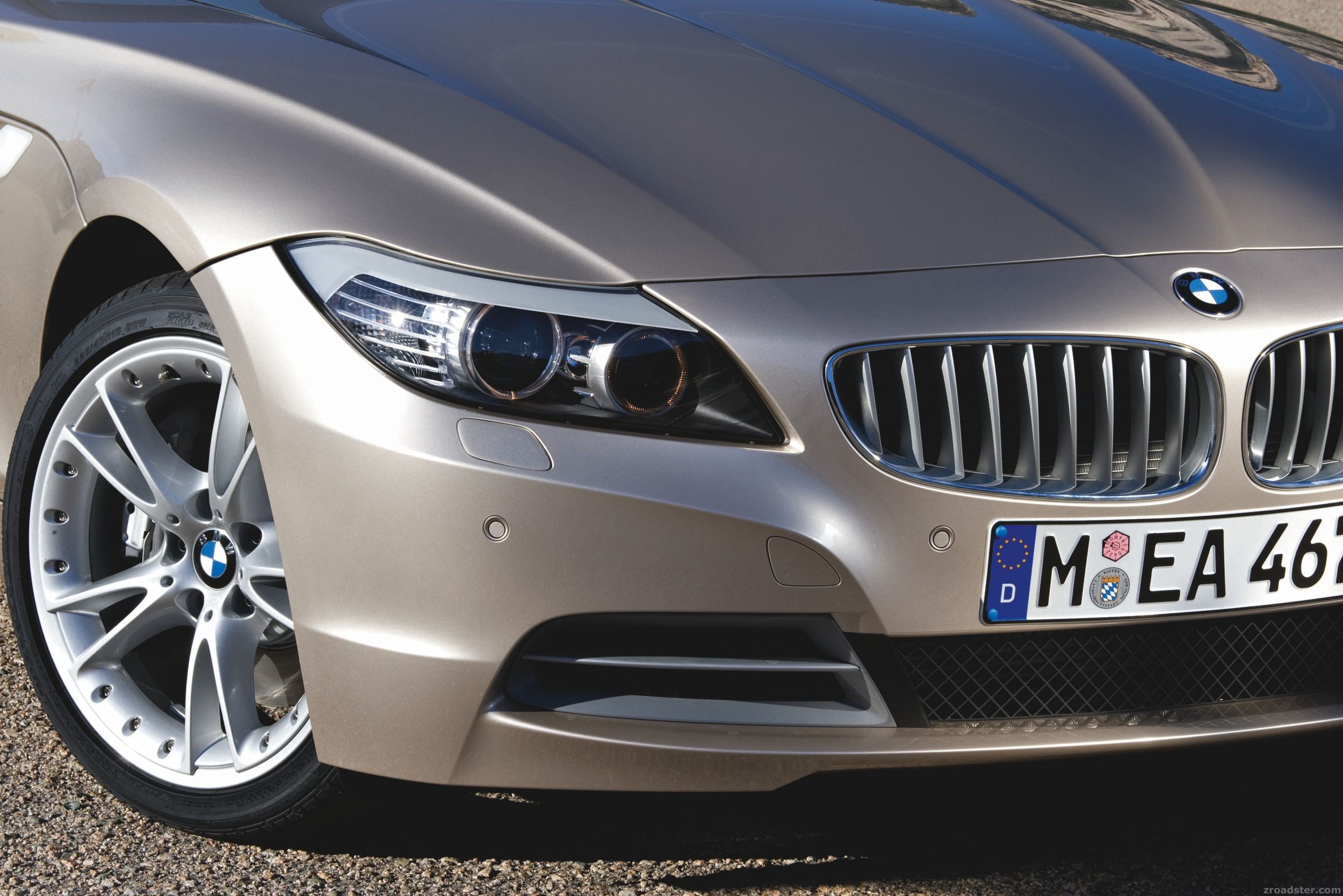 Der neue BMW Z4 - Frontpartie mit Bi-Xenon-Scheinwerfern