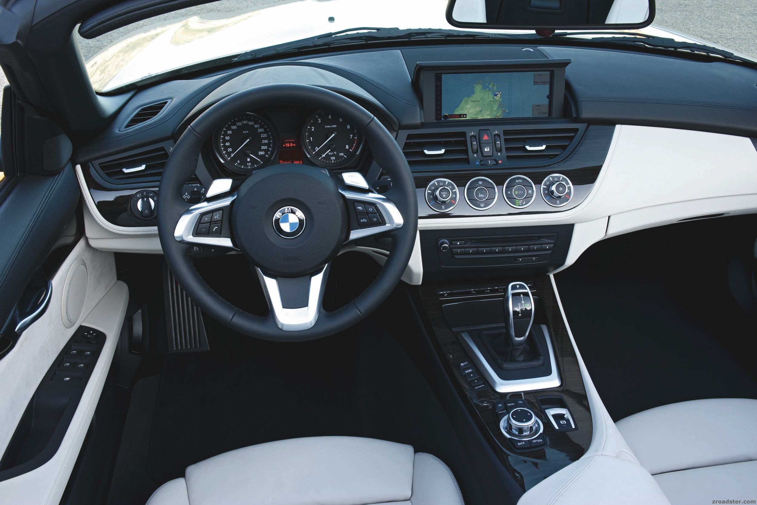Der neue BMW Z4 - Innenraum mit aufgeklapptem Bildschi