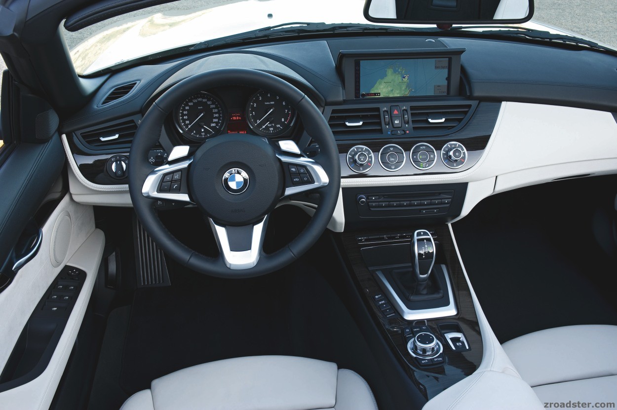 Der neue BMW Z4 - Innenraum mit aufgeklapptem Bildschirm
