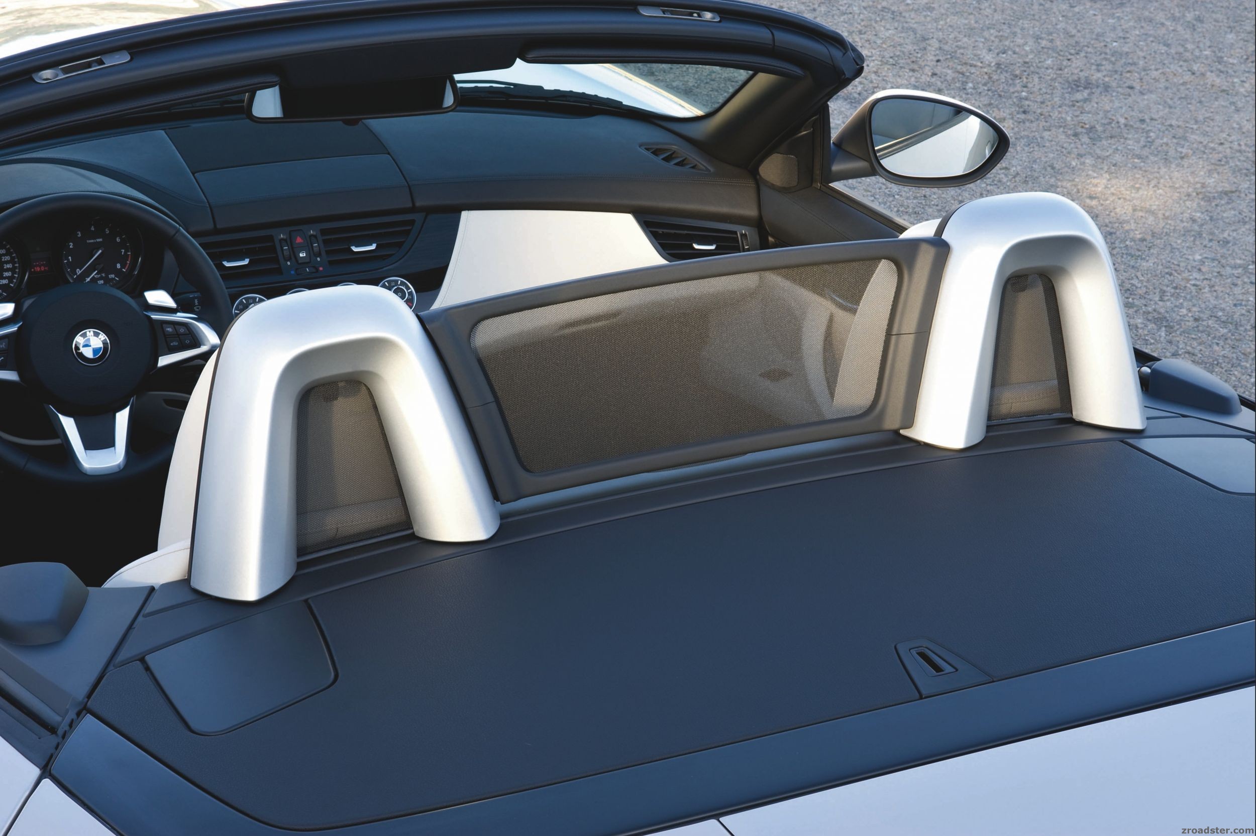 Der neue BMW Z4 - Windschott zwischen den Überrollbügeln