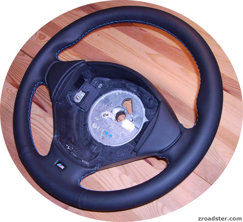 Lenkrad aufgeledert und mit M-Nähten