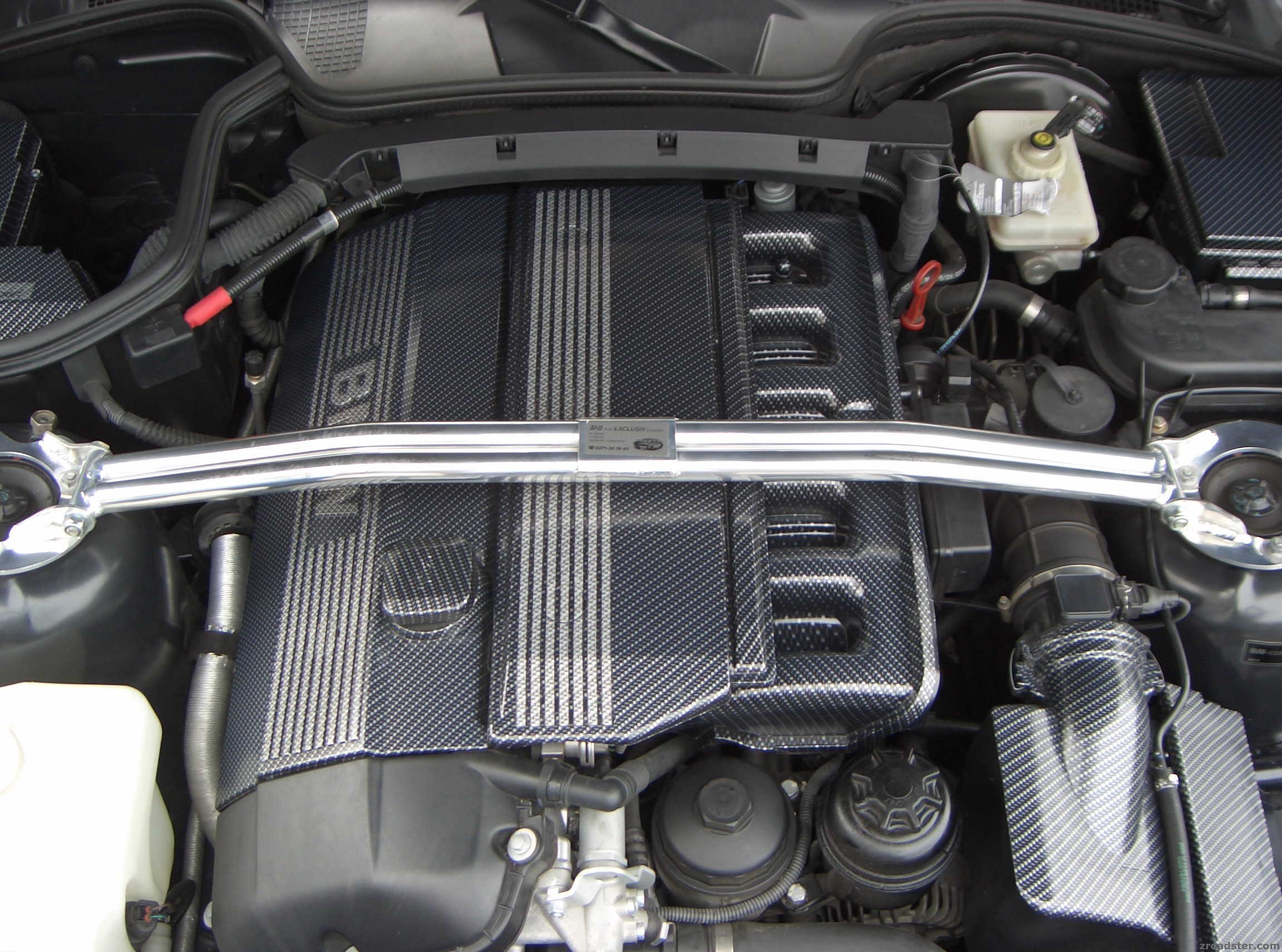 Motorraum in Carbonoptik