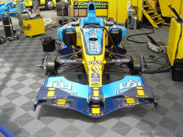 Renault F1 10 Zylinder aus dem Vorjahr.