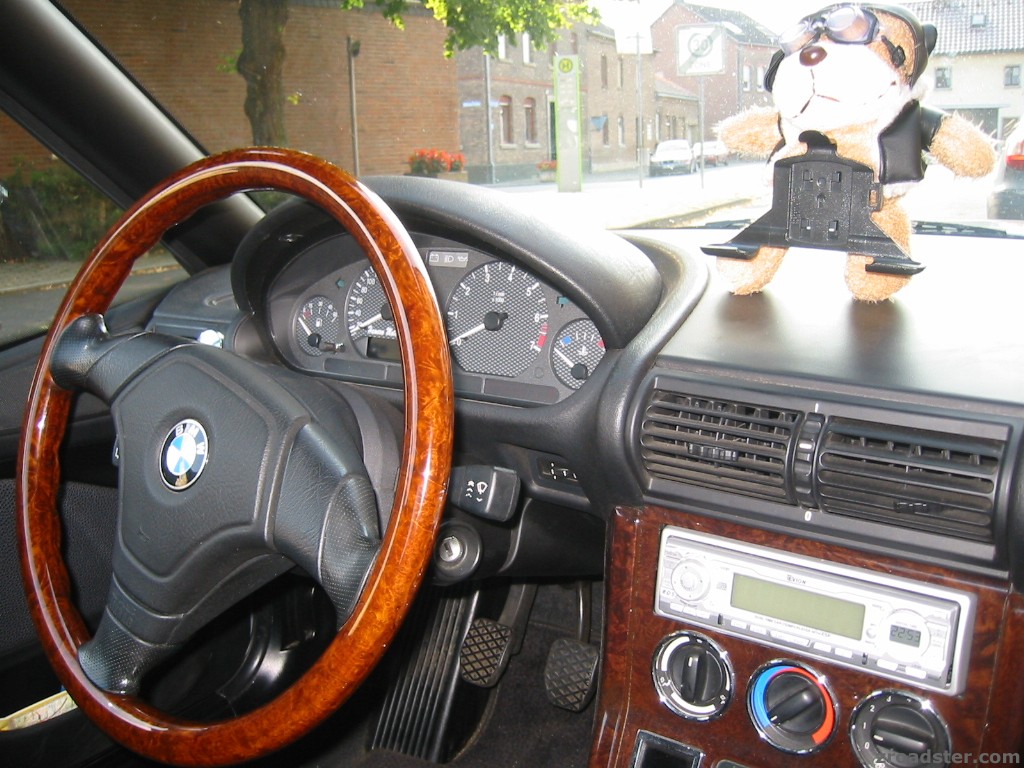 Roadster-Bär anstelle von mobilem Navi