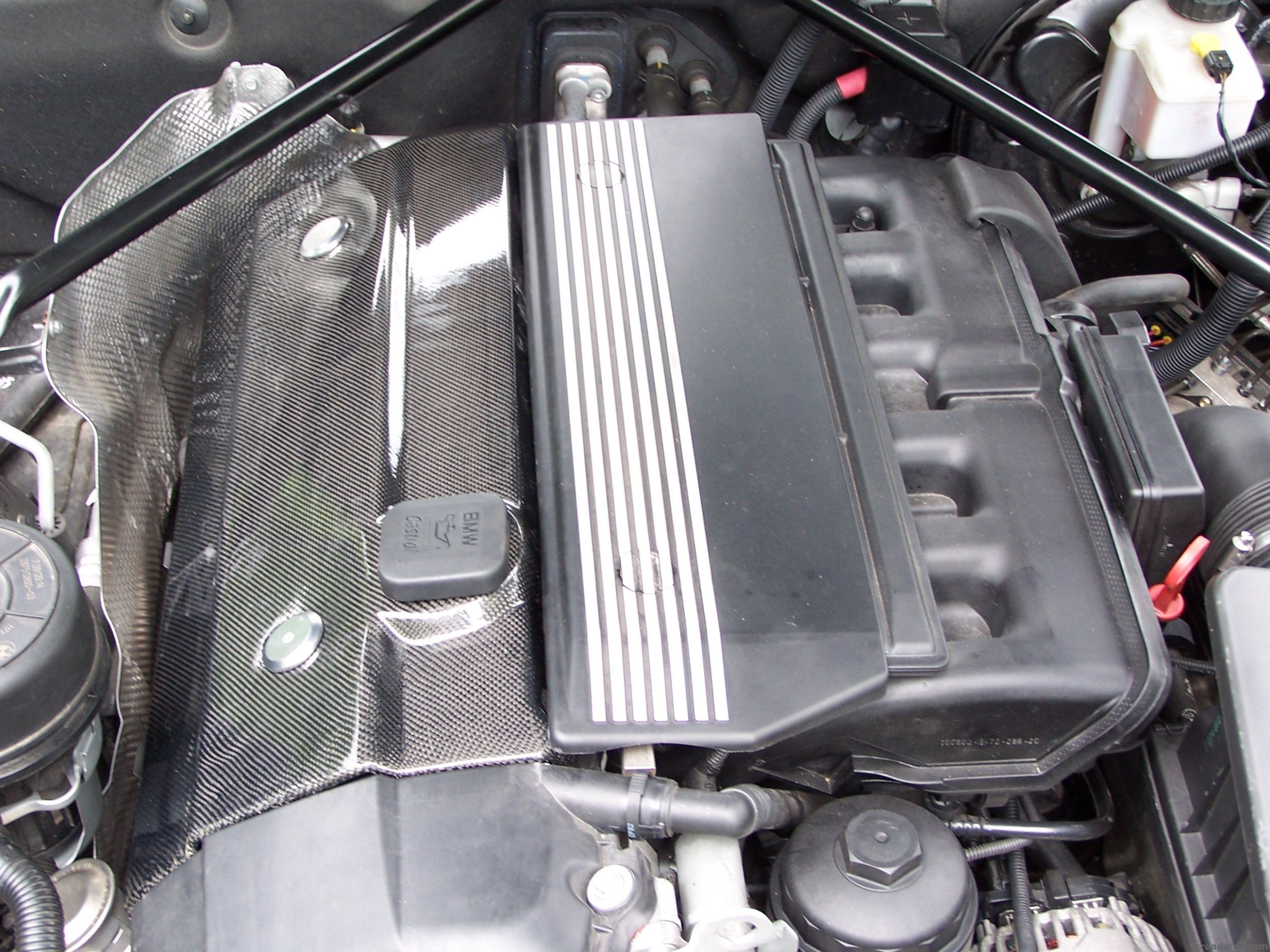 Schicke Echt-Carbon Motorabdeckung